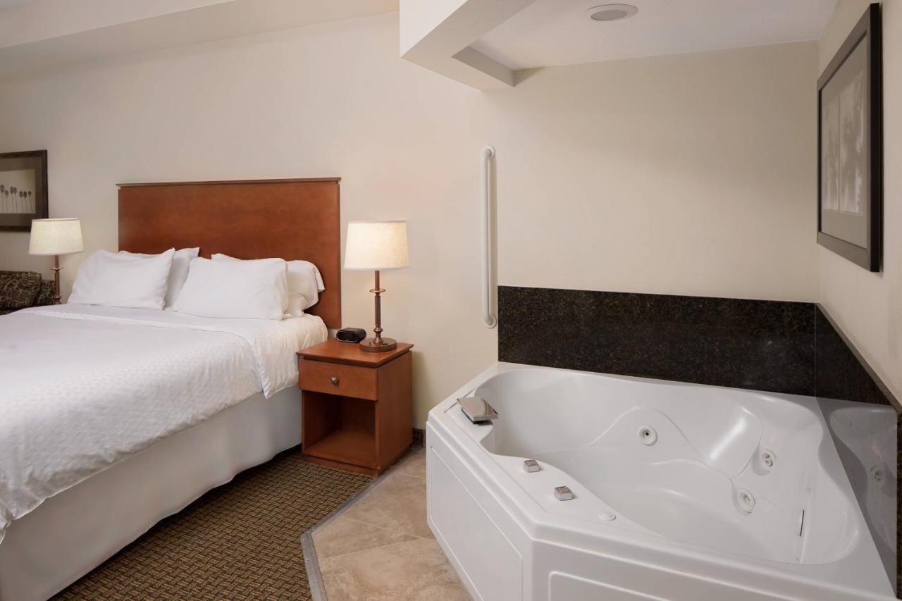 Four Points By Sheraton Fort Myers Airport Bagian luar foto